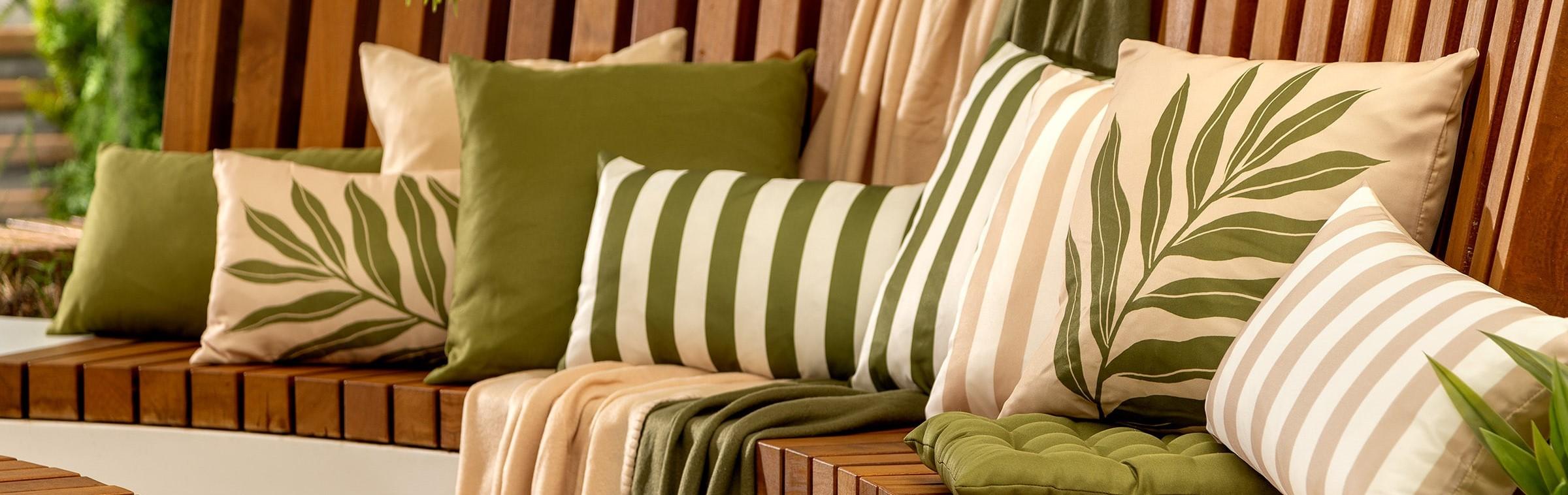 banner-sfeerbeeld-outdoor-kussens-met-plaids-groen-beige-dutch-decor-limited-collection.jpg